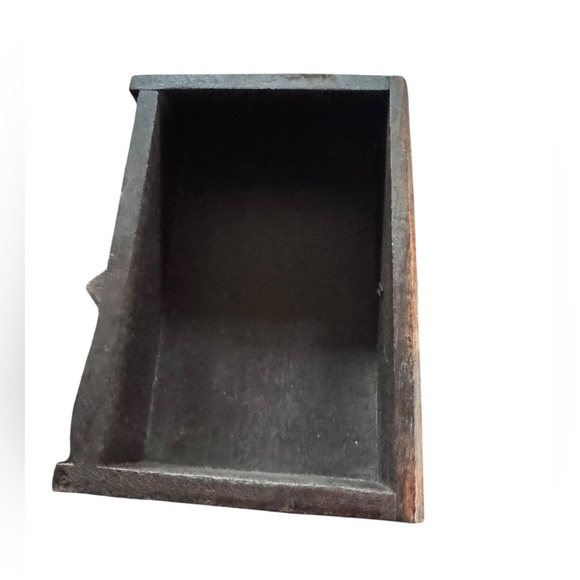 Primitive 3 drawer little cabinet with iron legs and base.  Carved top - Picture 5 of 7